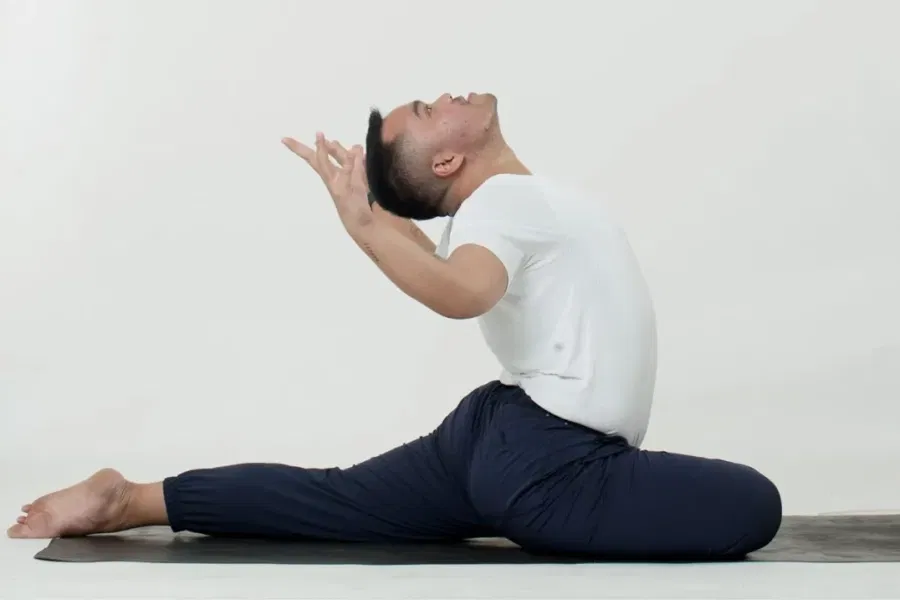 instruktur yoga ADIYOGA 1